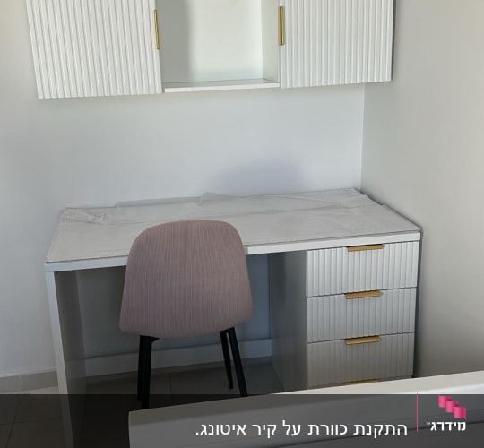 שולחן עבודה וכיסא בחדר שינה